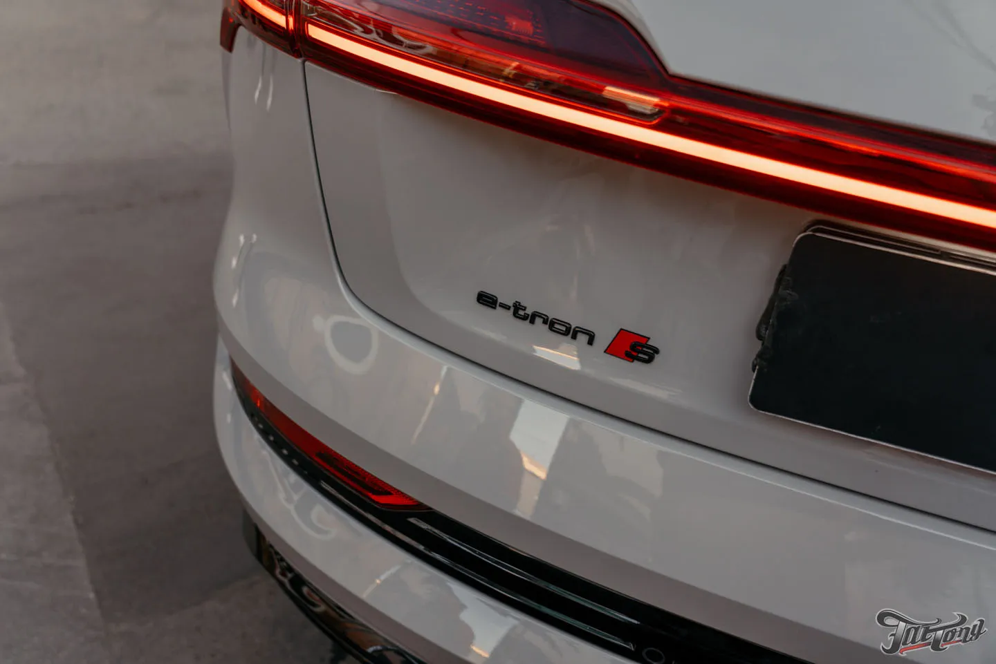 Оклеили Audi e-tron S глянцевым полиуретаном и сделали фирменный Шиномонтаж на вибростенде